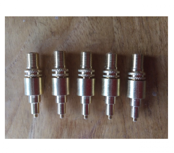 Adapter voor het ventiel van de stootwil of fender